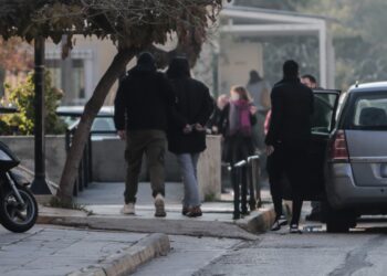 Κατηγορούμενοι για την υπόθεση της 12χρονης μεταφέρονται στην ανακρίτρια την περασμένη εβδομάδα. Σύμφωνα με δηλώσεις του δικηγόρου της μητέρας της 12χρονης το πιθανότερο είναι σύντομα να έχουμε νέες συλλήψεις στην υπόθεση (φωτ.: EUROKINISSI/Κώστας Τζούμας)