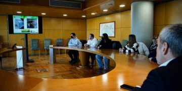 Μετά από την παρουσίαση των μαθητών, ο δήμαρχος Θεσσαλονίκης Κωνσταντίνος Ζέρβας (κέντρο) εκτίμησε ότι «θα είχε ενδιαφέρον να τοποθετηθούν τέτοιες κατασκευές σε κτίρια του δήμου Θεσσαλονίκης» (φωτ.: Δήμος Θεσσαλονίκης)