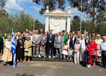 Ο γενικός πρόξενος της Ελλάδας στη Μελβούρνη Εμμανουήλ Κακαβελάκης και μέλη της Πανηπειρωτικής Ένωσης τίμησαν την επέτειο της απελευθέρωσης των Ιωαννίνων (φωτ.: neoskosmos.com/Κώστας Ντεβές)