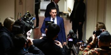 Ο δικηγόρος της Εύας Καϊλή Μιχάλης Δημητρακόπουλος μιλά στον Τύπο στο τέλος της ακροαματικής διαδικασίας στο δικαστικό μέγαρο των Βρυξελλών (φωτ.: EPA/Stephanie Lecocq)