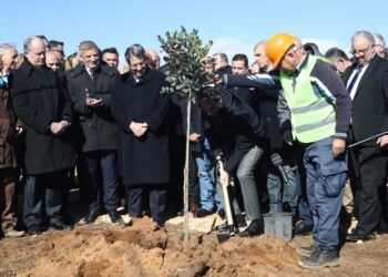 Ο Κυριάκος Μητσοτάκης και ο Νίκος Αναστασιάδης ενώ φυτεύουν συμβολικά μια ελιά στο πάρκο μνήμης, στο Μάτι (φωτ.: EUROKINISSI/Θανάσης Δημόπουλος)