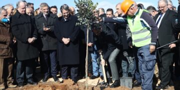 Ο Κυριάκος Μητσοτάκης και ο Νίκος Αναστασιάδης ενώ φυτεύουν συμβολικά μια ελιά στο πάρκο μνήμης, στο Μάτι (φωτ.: EUROKINISSI/Θανάσης Δημόπουλος)