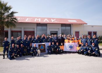 Αναμνηστική φωτογραφία του πρωθυπουργού με τα μέλη της ΕΜΑΚ και τους δύο σκύλους-διασώστες, που υπερέβησαν εαυτόν και κατάφεραν να διασώσουν πέντε ανθρώπους στην Τουρκία (φωτ.: Γραφείο Τύπου Πρωθυπουργού/Δημήτρης Παπαμήτσος)