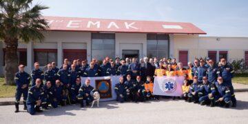 Αναμνηστική φωτογραφία του πρωθυπουργού με τα μέλη της ΕΜΑΚ και τους δύο σκύλους-διασώστες, που υπερέβησαν εαυτόν και κατάφεραν να διασώσουν πέντε ανθρώπους στην Τουρκία (φωτ.: Γραφείο Τύπου Πρωθυπουργού/Δημήτρης Παπαμήτσος)