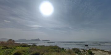 Οι μετεωρολογικές συνθήκες που επικρατούν ευνοούν τη μεταφορά αφρικανικής σκόνης (φωτ.: ΑΠΕ-ΜΠΕ/Ευάγγελος Μπουγιώτης)