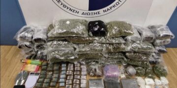 Τα κατασχεθέντα ναρκωτικά και τα χρήματα που βρέθηκαν στα σπίτια των συλληφθέντων (φωτ.: Ελληνική Αστυνομία)