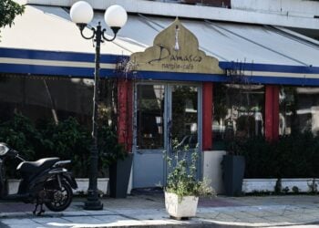 Τα μέλη της συμμορίας άρχισαν ξαφνικά να διαπληκτίζονται μεταξύ τους όταν ένας από αυτούς έβγαλε όπλο και άρχισε να πυροβολεί, με αποτέλεσμα μια σφαίρα να πλήξει τον 39χρονο υδραυλικό, ο οποίος, καθόταν σε κοντινό τραπέζι και παρακολουθούσε έναν αγώνα ποδοσφαίρου (φωτ.: EUROKINISSI/Μιχάλης Καραγιάννης)