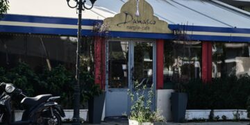 Τα μέλη της συμμορίας άρχισαν ξαφνικά να διαπληκτίζονται μεταξύ τους όταν ένας από αυτούς έβγαλε όπλο και άρχισε να πυροβολεί, με αποτέλεσμα μια σφαίρα να πλήξει τον 39χρονο υδραυλικό, ο οποίος, καθόταν σε κοντινό τραπέζι και παρακολουθούσε έναν αγώνα ποδοσφαίρου (φωτ.: EUROKINISSI/Μιχάλης Καραγιάννης)