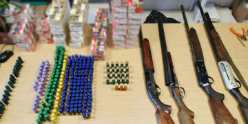 Τα όπλα, τα φυσίγγια και τα τσιγάρα που κατασχέθηκαν (φωτ.: Γενική Αστυνομική Διεύθυνση Θεσσαλονίκης)