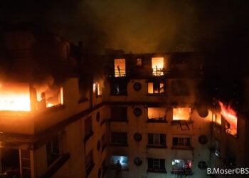 Το κτήριο που παρέδωσε στις φλόγες η Εσιά Μπουλαρές (φωτ.: EPA / Benoit Moser / BSPP)