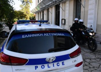 Από τα σπίτια όπου διαμένουν οι κατηγορούμενοι κατασχέθηκαν ένα μαχαίρι τύπου σουγιά, τα ρούχα που φορούσαν κατά την επίθεση, ποδήλατο που χρησιμοποίησαν ως μέσο διαφυγής, δύο κινητά τηλέφωνα και φωτογραφία, σε έντυπη μορφή, που απεικονίζεται ο 15χρονος (φωτ. αρχείου: EUROKINISSI/Βασίλης Παπαδόπουλος)