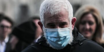 Ο Πέτρος Φιλιππίδης έξω από το Μικτό Ορκωτό Δικαστήριο της Αθήνας (φωτ.: EUROKINISSI / Βασίλης Ρεμπάπης)