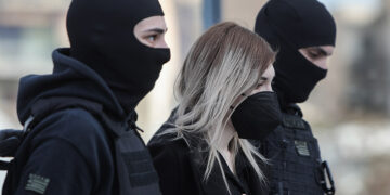 Η Ρούλα Πισπιρίγκου προσέρχεται στο Μικτό Ορκωτό Δικαστήριο (φωτ.: EUROKINISSI / Βασίλης Ρεμπάπης)