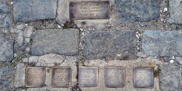 Οι λίθοι μνήμης στη λ. Βασιλίσσης Σοφίας (φωτ.: ΑΠΕ-ΜΠΕ / Ίθαν Γκάμπριελ Μπέργκμαν - Ελευθερία Κούκουρα)