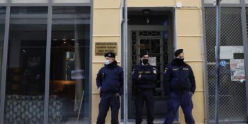 Αστυνομικοί φρουρούν την είσοδο του ρωσικού προξενείου στη Θεσσαλονίκη (φωτ.: ΑΠΕ-ΜΠΕ/Δημήτρης Τοσίδης)