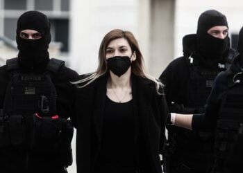Η Ρούλα Πισπιρίγκου ενώ προσέρχεται στο Μικτό Ορκωτό Δικαστήριο (φωτ.: EUROKINISSI/Σωτήρης Δημητρόπουλος)