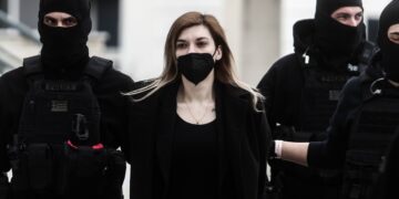 Η Ρούλα Πισπιρίγκου ενώ προσέρχεται στο Μικτό Ορκωτό Δικαστήριο (φωτ.: EUROKINISSI/Σωτήρης Δημητρόπουλος)