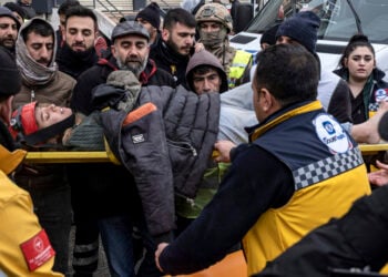 Διασώστες μεταφέρουν γυναίκα που απεγκλωβίστηκε από κτήριο στο Ντιγιάρμπακιρ στη νοτιοανατολική Τουρκία (φωτ.: EPA / Refik Tekin)