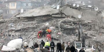 Σωστικά συνεργεία αναζητούν επιζώντες στο Καχραμανμαράς (φωτ.: EPA/Abir Sultan)