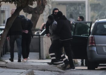 Εκτός από τον δερματολόγο, η 12χρονη αναγνώρισε επίσης έναν 44χρονο ιδιωτικό υπάλληλο, έναν οδηγό φορτηγού, έναν 23χρονο που δούλευε σε πλυντήριο αυτοκινήτων και έναν 50χρονο υπάλληλο σε μαγαζί με κινητά τηλέφωνα, οι οποίοι απολογούνται αυτή την ώρα (φωτ.: EUROKINISSI/Κώστας Τζούμας)