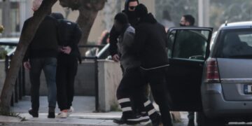 Εκτός από τον δερματολόγο, η 12χρονη αναγνώρισε επίσης έναν 44χρονο ιδιωτικό υπάλληλο, έναν οδηγό φορτηγού, έναν 23χρονο που δούλευε σε πλυντήριο αυτοκινήτων και έναν 50χρονο υπάλληλο σε μαγαζί με κινητά τηλέφωνα, οι οποίοι απολογούνται αυτή την ώρα (φωτ.: EUROKINISSI/Κώστας Τζούμας)