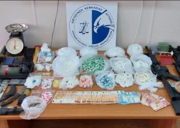 Μετά από έρευνες βρέθηκαν μεταξύ άλλων και κατασχέθηκαν 9 κιλά και 3,4 γραμμ. κοκαΐνη, 92,4 γραμμ. ηρωίνη, 91 γραμμ. κρυσταλλική μεθαμφεταμίνη, 7 ζυγαριές ακριβείας, καραμπίνα, πιστόλι και αεροβόλο όπλο (φωτ.: Ελληνική Αστυνομία)