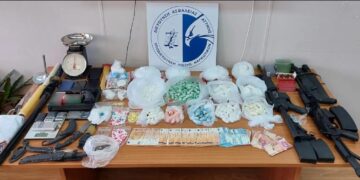 Μετά από έρευνες βρέθηκαν μεταξύ άλλων και κατασχέθηκαν 9 κιλά και 3,4 γραμμ. κοκαΐνη, 92,4 γραμμ. ηρωίνη, 91 γραμμ. κρυσταλλική μεθαμφεταμίνη, 7 ζυγαριές ακριβείας, καραμπίνα, πιστόλι και αεροβόλο όπλο (φωτ.: Ελληνική Αστυνομία)
