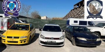 Tα μέλη της εγκληματικής οργάνωσης χρησιμοποιούσαν αυτοκίνητα με μεγάλη ιπποδύναμη, τοποθετώντας σ' αυτά πλαστές ή κλεμμένες πινακίδες κυκλοφορίας, ενώ άλλαζαν τον εξωτερικό χρωματισμό των «επιχειρησιακών» οχημάτων για να μην καθίσταται εφικτός ο εντοπισμός τους από τις αστυνομικές αρχές (φωτ.: Ελληνική Αστυνομία)