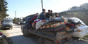 Σύροι εγκαταλείπουν τις εστίες τους λίγες μέρες μετά τον καταστροφικό σεισμό (φωτ.: EPA / Yahya Nemah)