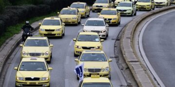 Στιγμιότυπο από παλιότερη πορεία διαμαρτυρίας των ταξί στην Αθήνα (φωτ.: EUROKINISSI/Μιχάλης Καραγιάννης)