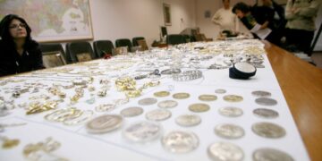 Οι συλληφθέντες αφού παραβίαζαν τα σπίτια, αφαιρούσαν τιμαλφή, λίρες, χρυσαφικά και χρηματικά ποσά (φωτ. αρχείου: EUROKINISSI/Βάιος Χασιαλής)