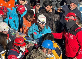 Από τη διάσωση στην επαρχία Καχραμανμαράς 198 ώρες μετά το σεισμό που έπληξε τη νότια Τουρκία (φωτ.: Anadolu)