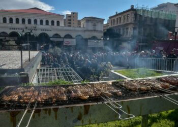 Κατά τις μεσημβρινές ώρες αναμένονται… νέφη από τις ψησταριές σε όλη τη χώρα (φωτ.: EUROKINISSI/Τατιάνα Μπόλαρη)
