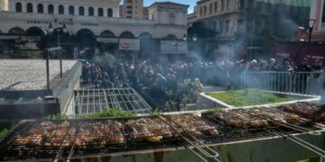 Κατά τις μεσημβρινές ώρες αναμένονται… νέφη από τις ψησταριές σε όλη τη χώρα (φωτ.: EUROKINISSI/Τατιάνα Μπόλαρη)