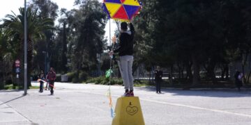 Αν και συννεφιασμένος ο σημερινός καιρός, οι υψηλές θερμοκρασίας και οι ελαφριοί άνεμοι τον καθιστούν ιδανικό για το πέταγμα του χαρταετού (φωτ.: EUROKINISSI/Αναστάσης Ναρεκιάν)