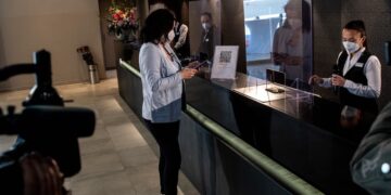 Ξενοδοχείο του Βερολίνου ήδη εφαρμόζει το ψηφιακό check in από το «έξυπνο» κινητό του πελάτη (φωτ.: EPA/Filip Singer)