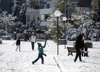 Χιονοπόλεμος στο Χαλάνδρι (φωτ.: ΑΠΕ-ΜΠΕ / Γιάννης Κολεσίδης)