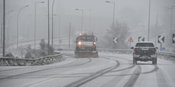 Σύμφωνα με ανακοίνωση του Πυροσβεστικού Σώματος, ο κρατικός μηχανισμός έχει τεθεί σε αυξημένη ετοιμότητα και επαγρύπνηση, ενώ η ΕΛΑΣ πρόκειται να ανακοινώσει την απαγόρευση της κυκλοφορίας των βαρέων οχημάτων (φωτ.: EUROKINISSI/Αντώνης Νικολόπουλος)