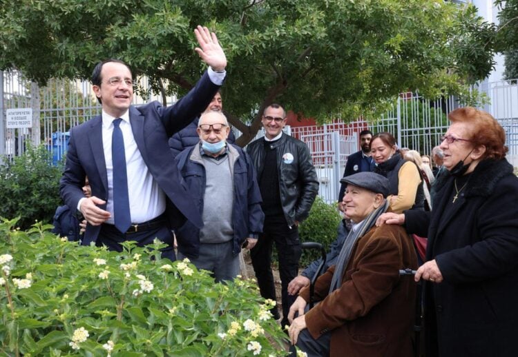 Ο νέος Πρόεδρος της Κυπριακής Δημοκρατίας Νίκος Χριστοδουλίδης χαιρετά τους ψηφοφόρους έξω από το δημοτικό σχολείο Γεροσκήπου στην Πάφο (φωτ.: ΑΠΕ-ΜΠΕ/ΚΥΠΕ/Κάτια Χριστοδούλου)