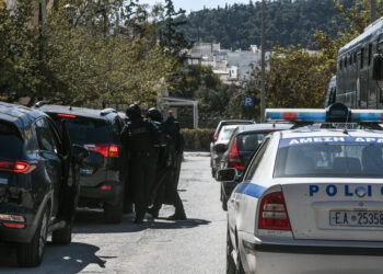 Απολογία στον ανακριτή των δύο συλληφθέντων ως μέλη τρομοκρατικής οργάνωσης που σύμφωνα με τις αρχές επρόκειτο να χτυπήσει στόχο εβραϊκού και ισραηλινού ενδιαφέροντος στο κέντρο της Αθήνας, Παρασκευή 31 Μαρτίου 2023. (Φωτ.: Eurokinissi/Τατιάνα Μπόλαρη)