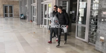 Αστυνομικοί συνοδεύουν τον 62χρονο στη φυλακή, μετά από την απολογία του (φωτ.: thestival.gr)