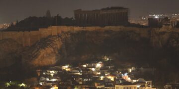 Ο βράχος της Ακρόπολης με σβηστά φώτα, στο πλαίσιο της  συμμετοχής της Αθήνας στην «Ώρα της Γης», που έχει στόχο την ευαισθητοποίηση των πολιτών σε ζητήματα που αφορούν το περιβάλλον (φωτ.: Γιάννης Παναγόπουλος / EUROKINISSI)