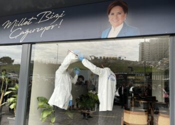 Ειδικό συνεργείο εξετάζει τις τρύπες από τις σφαίρες στη τζαμαρία των κεντρικών γραφείων του «Καλού Κόμματος» στην Κωνσταντινούπολη (φωτ.: Twitter / İbrahim Özkan)