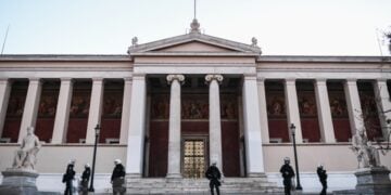 Εκκένωση από την ΕΛΑΣ της κατάληψης στην Πρυτανεία του ΕΚΠΑ, Πέμπτη 30 Μαρτίου 2023. (Φωτ.: Eurokinissi/Τατιάνα Μπόλαρη)