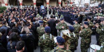 Το τελευταίο αντίο στην αδικοκοχαμένη 20χρονη είπαν οι γονείς της και τα δύο της αδέλφια καθώς και πλήθος κόσμου από τη συνοικία, ενώ στρατιωτικό άγημα επέδωσε τις προσήκουσες τιμές στην εκλιπούσα φοιτήτρια της ΣΣΑΣ (φωτ.: EUROKINISSI/Λεωνίδας Τζέκας)