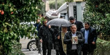 H εξόδιος ακολουθία του Γιώργου Κουτσούμπα, ο οποίος ήταν ο μηχανοδηγός του επιβατηγού τρένου, τελέστηκε στον ιερό ναό του Αγίου Τρύφωνος, στην Αμαλιάδα (φωτ.: EUROKINISSI/Γιάννης Σπυρούνης/Ileialive.gr)