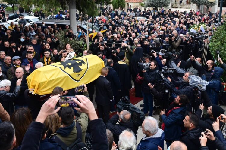 Εκατοντάδες οπαδοί της ΑΕΚ συνέρρευσαν σήμερα στη Νέα Φιλαδέλφεια για το ύστατο χαίρε στον «αρχηγό των αρχηγών» της Ένωσης (φωτ.: EUROKINISSI/Γιώργος Ματθαίος)