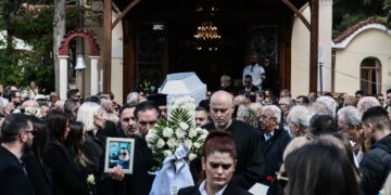 Οι συντετριμμένοι γονείς, οι συγγενείς και οι φίλοι του 35χρονου μηχανοδηγού της εμπορικής αμαξοστοιχίας τον αποχαιρέτησαν κρατώντας λευκά τριαντάφυλλα στα χέρια (φωτ.: EUROKINISSI/Τατιάνα Μπόλαρη)