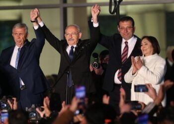 Ο υποψήφιος της αντιπολίτευσης Κεμάλ Κιλιτσντάρογλου (κέντρο) χαιρετά τους υποστηρικτές του μαζί με τη σύζυγό του Σελβί και το δήμαρχο της Κωνσταντινούπολης Εκρέμ Ιμάμογλου (δεξιά) και το δήμαρχο της Άγκυρας Μανσούρ Γιαβάς (αριστερά) (φωτ.: EPA/Necati Savas)