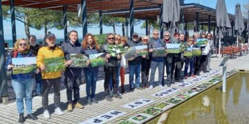 Στιγμιότυπο από τη διαμαρτυρία, κατά την οποία οι συγκεντρωμένοι κράτησαν φωτογραφίες από το πώς ήταν όταν παραδόθηκε ο Κήπος του Νερού κι έκαναν μια σύγκριση με το πώς είναι τώρα (φωτ.: ΑΠΕ-ΜΠΕ)